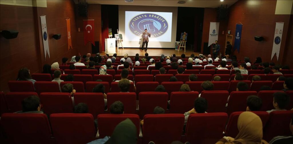 BAŞAKŞEHİR’DE ATIK KÂĞITLAR SANATA DÖNÜŞÜYOR