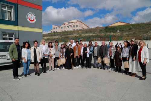 ARNAVUTKÖY BELEDİYESİ, YAŞLILARIN YANINDA OLMAYA DEVAM EDİYOR