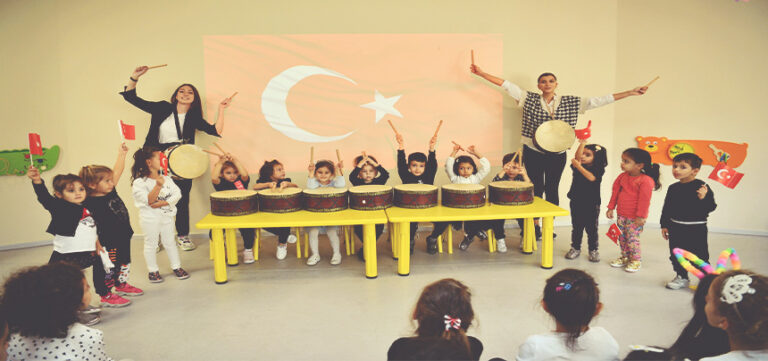 BEYLİKDÜZÜ’NDEKİ MİNİKLER İSTANBUL’UN KURTULUŞUNU KUTLADI