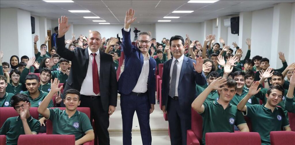 BAŞKAN KARTOĞLU’NDAN GENÇLERE ALTIN ÖĞÜTLER