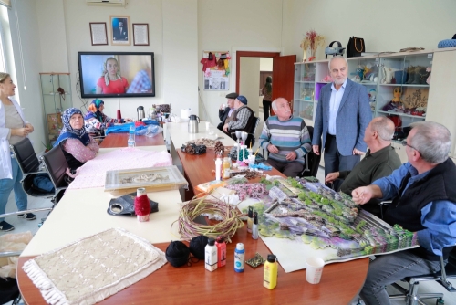 ARNAVUTKÖY BELEDİYESİ YAŞLILARA DESTEK OLMAYA DEVAM EDİYOR