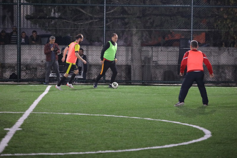 KURFALLI FUTBOL SAHASI GÖSTERİ MAÇIYLA AÇILDI
