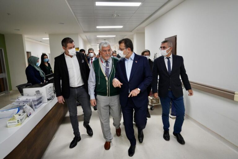 TERÖR MAĞDURLARINI HASTANEDE ZİYARET ETTİ