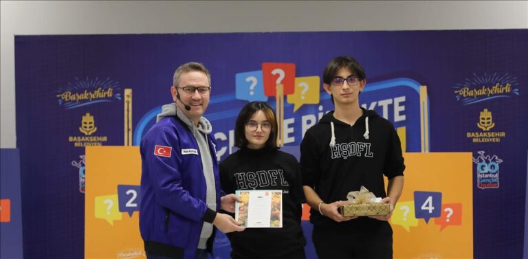 BAŞAKŞEHİRLİ ÖĞRENCİLERDEN BAŞKAN KARTOĞLU’NA ANLAMLI HEDİYE