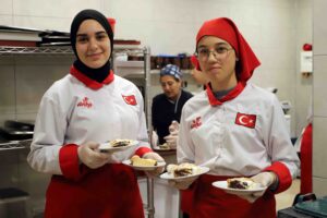 Liseli öğrenciler mutfakta döktürüyor