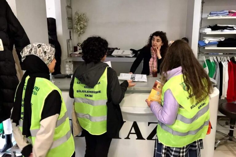 SİLİVRİ BELEDİYESİ VATANDAŞLARI SIFIR ATIK KONUSUNDA BİLGİLENDİRİYOR