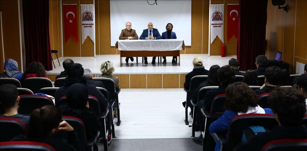 BAŞAKŞEHİRLİ ÖĞRENCİLER ÜNİVERSİTEDEN ÖNCE MESLEKLERİ TANIYOR