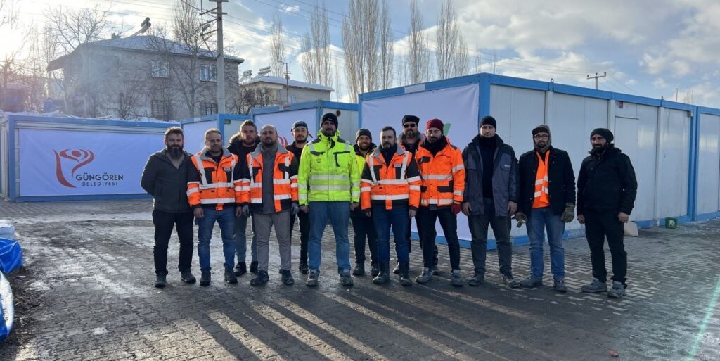 Enkaz altındaki duyma engelli annesine saatlerce seslendi