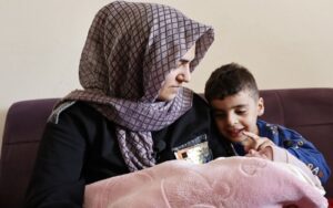 AYŞE BETÜL BEBEK AİLESİNİ HAYATA BAĞLADI