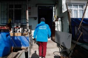 EVDE BAKIM HİZMETİYLE HAYATA TUTUNUYORLAR