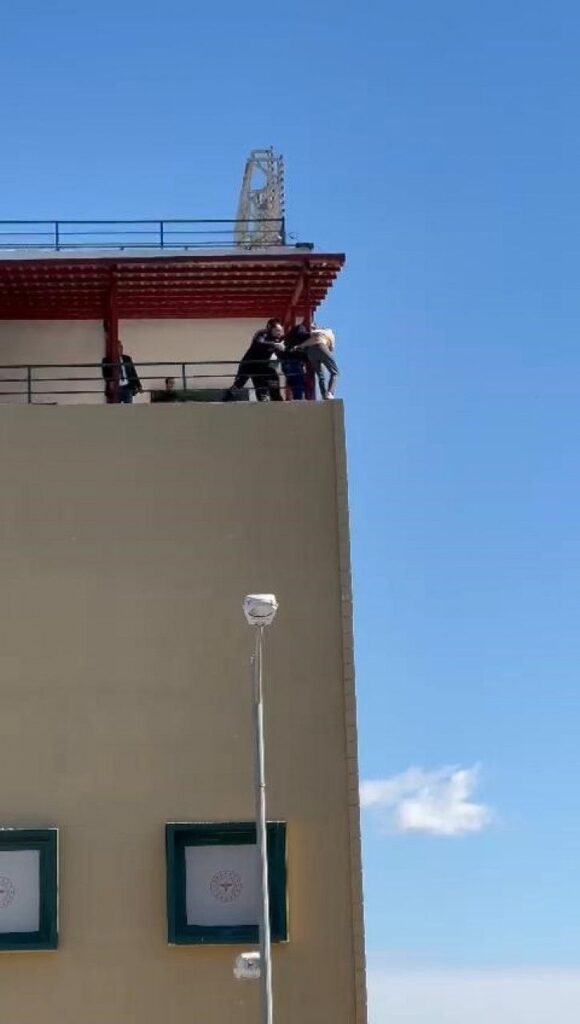 SİLİVRİ’DE HASTANEDE İNTİHAR GİRİŞİMİNİ GÜVENLİK GÖREVLİSİ ENGELLEDİ