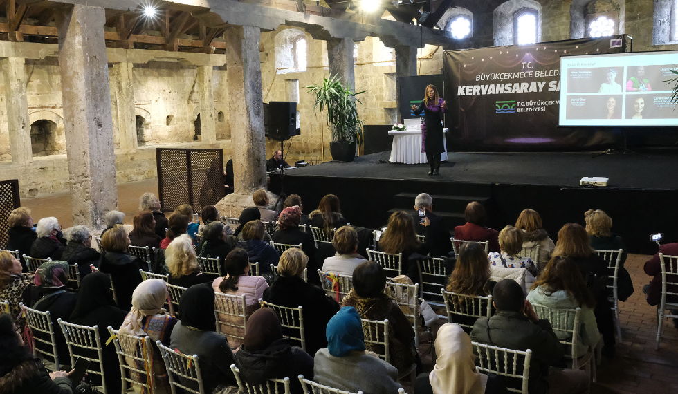 Büyükçekmece’de Kadınlar Günü’nde 100 kadınının kaleme aldığı sergi açıldı