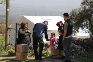 DEPREM BÖLGESİNDE GIDA KOLİSİ DAĞITIMI YAPILIYOR