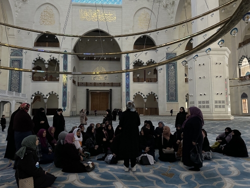 DEPREMZEDE KADINLARA MORAL GEZİSİ DÜZENLENDİ