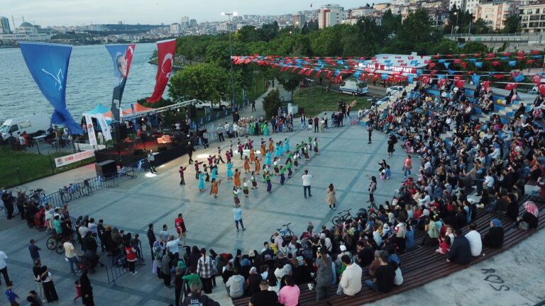 IV. MASAL İSTANBUL FESTİVALİ’NE KÜÇÜKÇEKMECE GÖLÜ’NDE RENKLİ AÇILIŞ