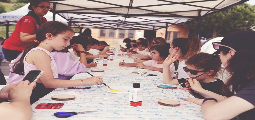 MİNİK İZCİLERDEN DEPREMZEDE ÇOCUKLARA HEDİYE