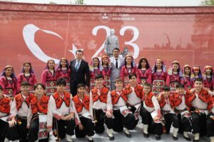 BAŞKAN BALCIOĞLU’NDAN HALK OYUNLARI EKİPLERİNE ÖVGÜ