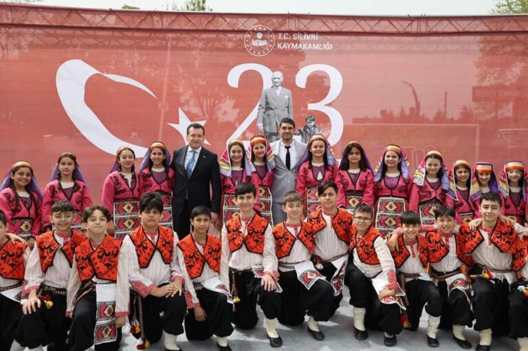 BAŞKAN BALCIOĞLU’NDAN HALK OYUNLARI EKİPLERİNE ÖVGÜ