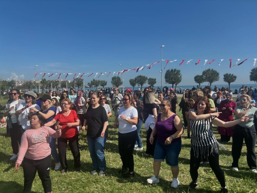 ANNELER ZUMBA ETKİLİĞİNİ SEVDİ