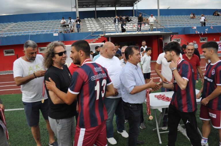 ŞAMPİYON KUPA VE MADALYALANDI