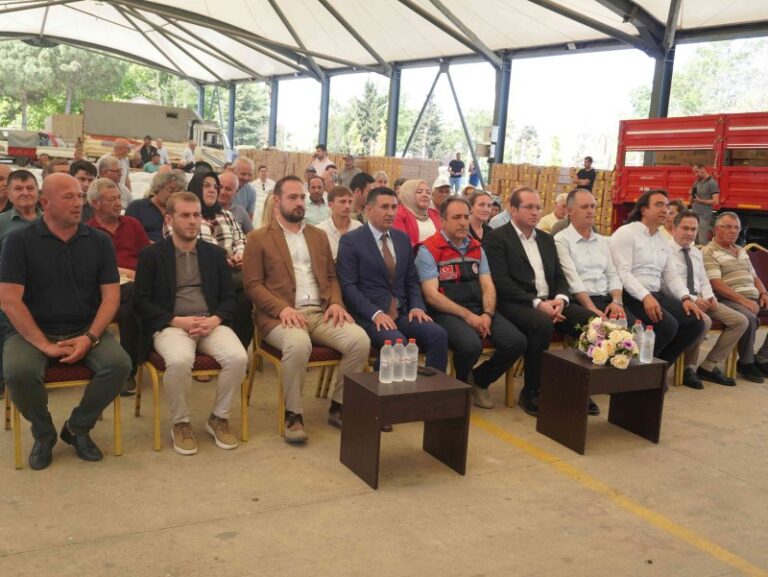 Silivri İlçe Tarım ve Orman Müdürlüğü, Değirmenköylü çiftçilere domates ve kapya biber fidesi dağıttı