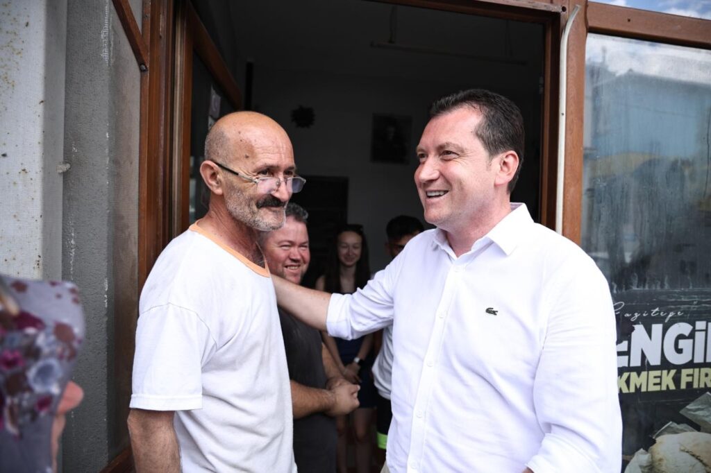 Başkan Balcıoğlu, Gazitepe Mahallesi’nde Esnaf ve Vatandaşlarla Bayramlaştı