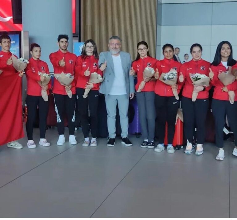 AVRUPA ŞAMPİYONU ÖZEL SPORCULAR ÇİÇEKLERLE KARŞILANDI