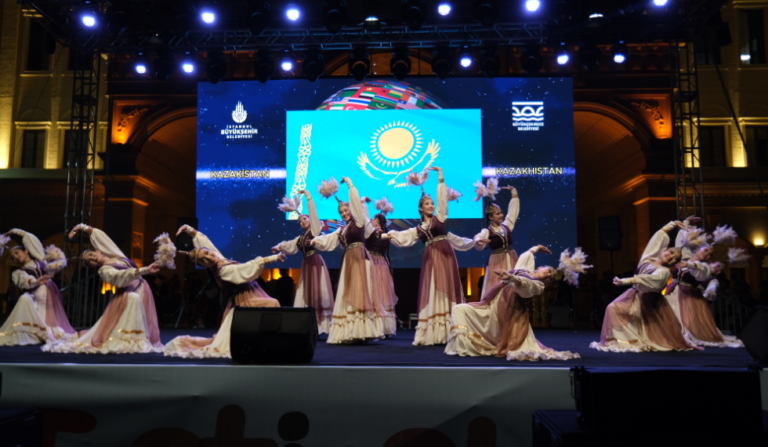 BÜYÜKÇEKMECE’DE RİO KARNAVALINI ARATMAYAN GÖRÜNTÜLER!