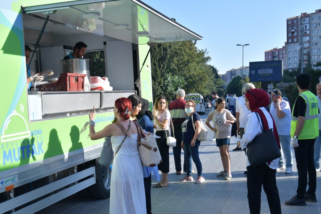 BEYLİKDÜZÜ’NDE BİNLERCE KİŞİYE AŞURE İKRAM EDİLDİ