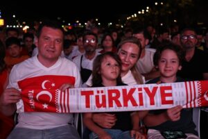 Başkan Balcıoğlu, Silivri Sahilinde Milli Takım Maçını Vatandaşlarla Birlikte İzledi