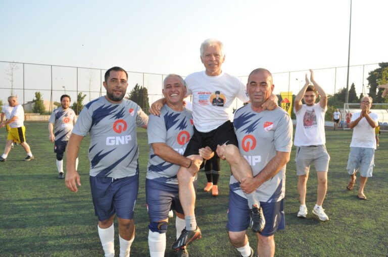 SELİM PAZARLI ALKIŞLARLA SAHADA