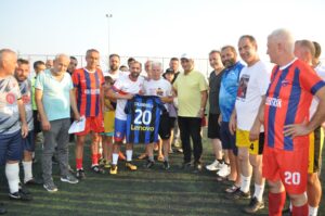 ÇALHANOĞLU’NDAN FORMA HEDİYESİ