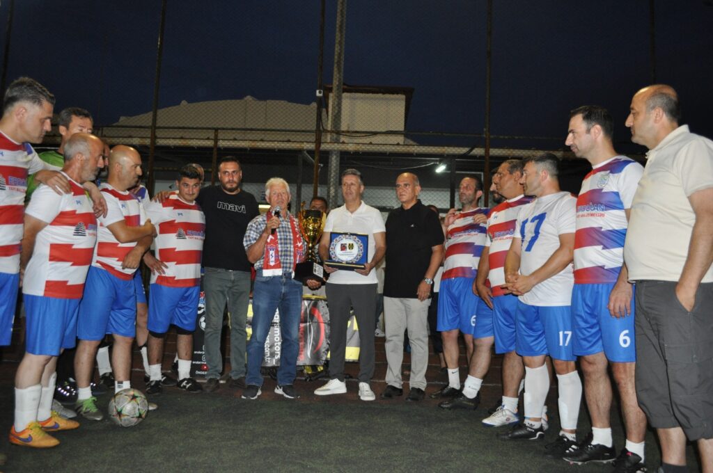 TURNUVA ANISINA PLAKETLER TAKDİM EDİLDİ