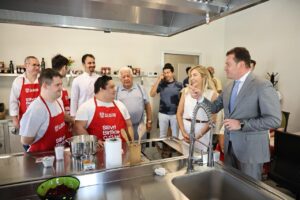 BAŞKAN BALCIOĞLU, NAKIPOĞLU AİLESİ İLE ENGELSİZ YAŞAM MERKEZİ’Nİ ZİYARET ETTİ