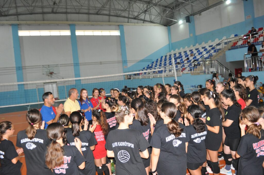 ÇİÇEKLERİN ÇİÇEK TAKDİMİ