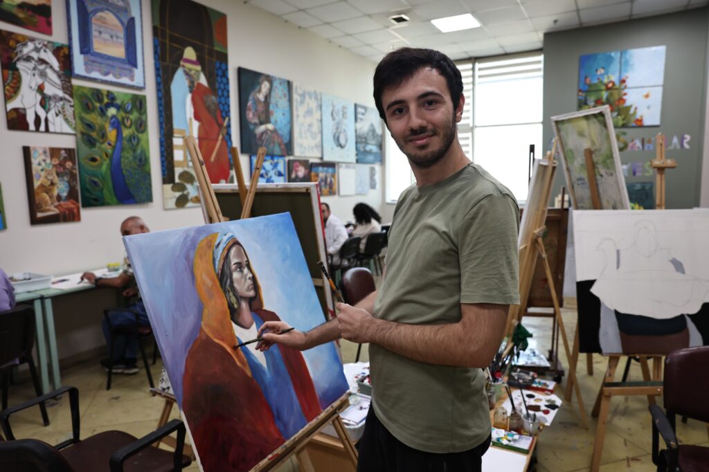 Otizmli üniversite öğrencisi Hamza, yaz tatilini resim yaparak geçirdi