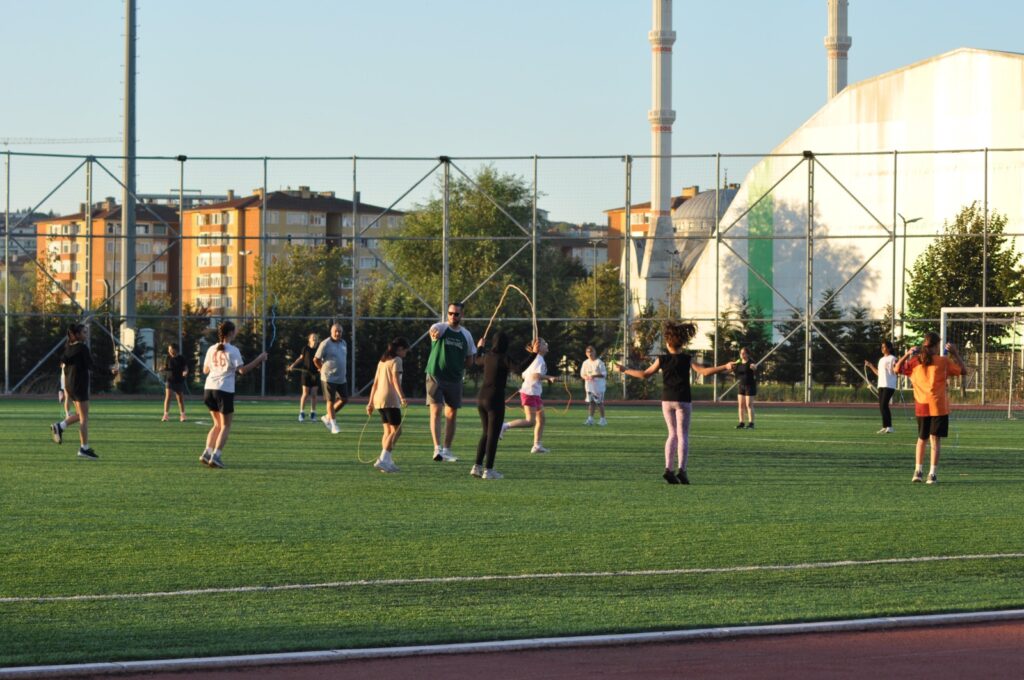 BKS POTANIN PERİLERİ SAHAYA İNDİ