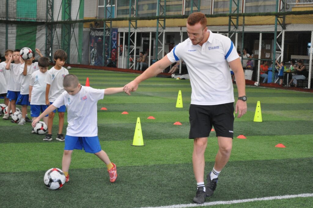 EN ÖZEL VURUŞ, AŞIRI SEVGİ İÇERİR