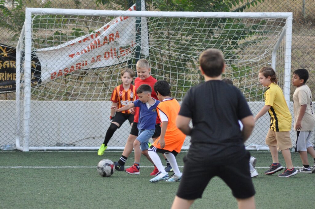 MİNİKLER BÜYÜKLERE TAŞ ÇIKARTTI