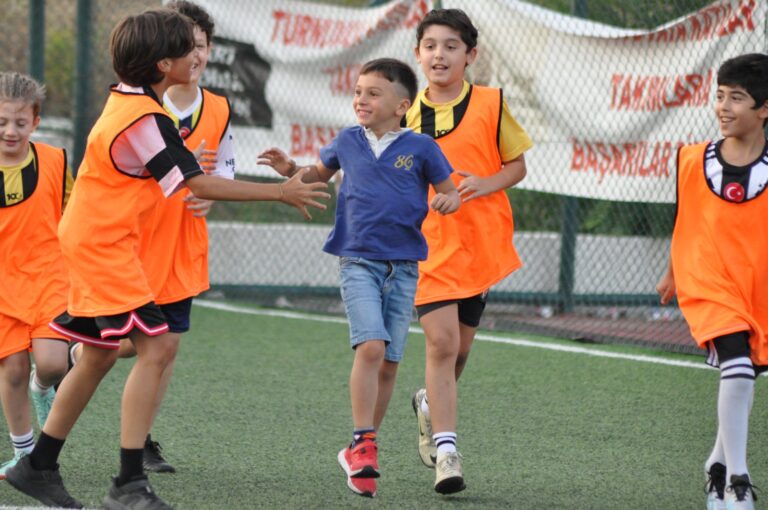 KÜÇÜKLERİN BÜYÜK SEVİNÇLERİ