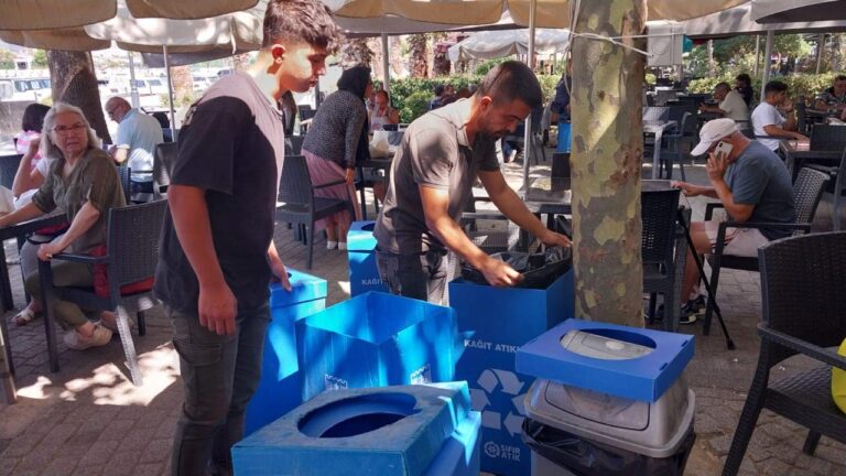 Silivri Belediyesi Sahil Çay Bahçelerine Yeni Geri Dönüşüm Kutuları Yerleştiriyor