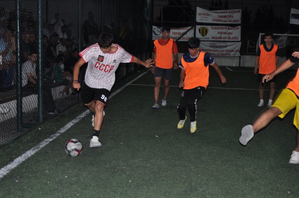 GENÇLERDE TURNUVA VİTRİNİNDE