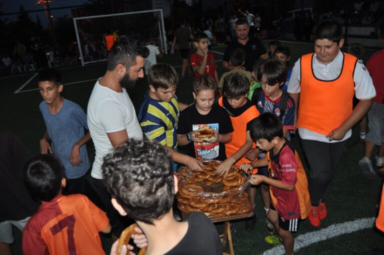 SİMİTÇİ MUSA’DAN ÇOCUKLARA JEST