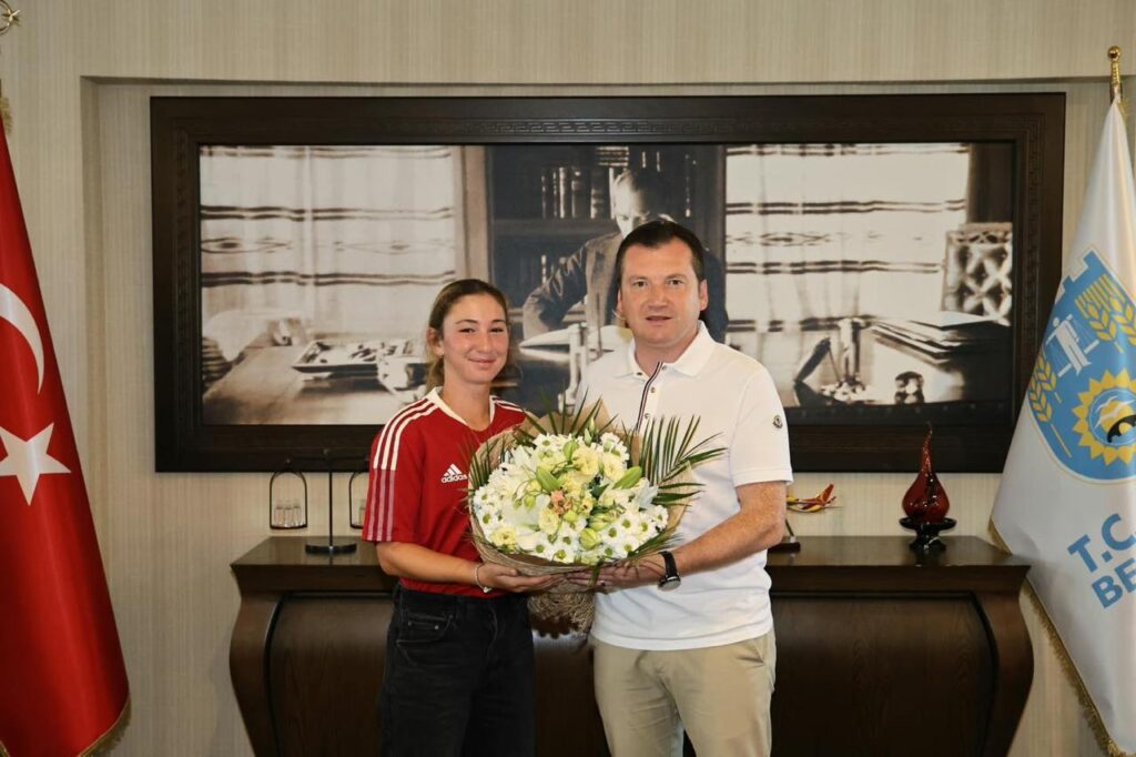 Silivri Belediye Başkanı Bora Balcıoğlu, Milli Tenisçi İrem Kurt’u Makamında Ağırladı