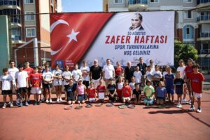 30 Ağustos Turnuvası’nda Başkan Balcıoğlu Milli Tenisçi İrem Kurt ile Kortta