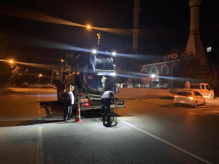 Silivri’de Yağmur Suyu Hatlarında Temizlik Çalışmaları Gerçekleştiriliyor