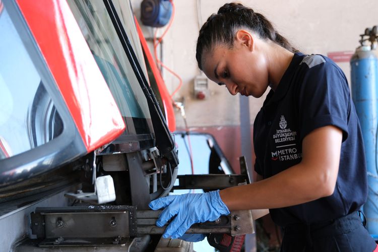 METRO İSTANBUL’DAN 400 KIZ ÖĞRENCİYE DESTEK