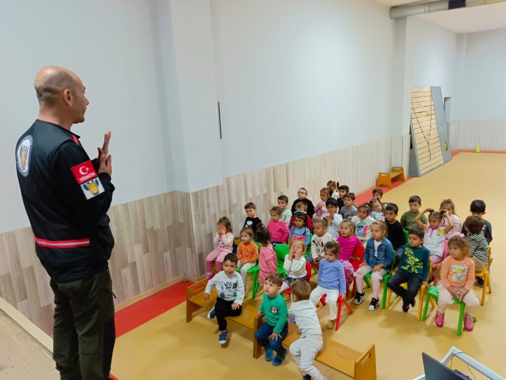 Silivri Arama Kurtarma Ekipleri Okullarda Afet Bilinci ve Farkındalık Eğitimlerine Devam Ediyor
