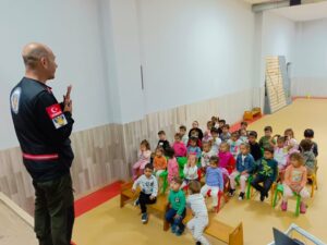 Silivri Arama Kurtarma Ekipleri Okullarda Afet Bilinci ve Farkındalık Eğitimlerine Devam Ediyor