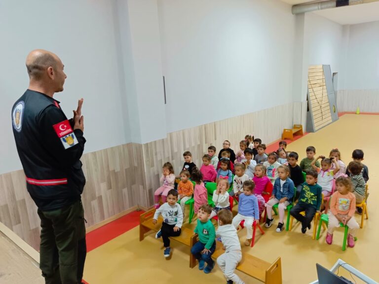 Silivri Arama Kurtarma Ekipleri Okullarda Afet Bilinci ve Farkındalık Eğitimlerine Devam Ediyor